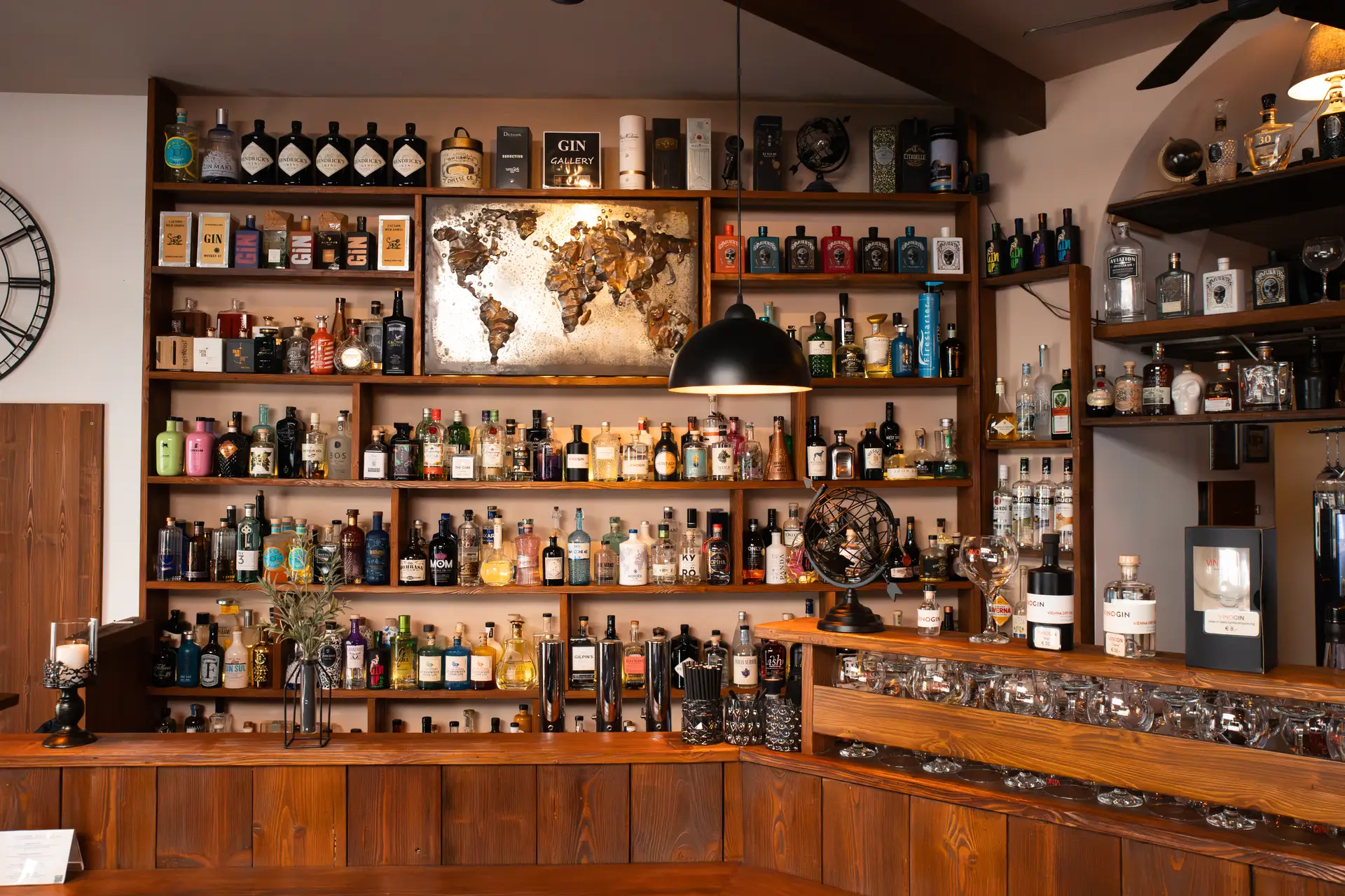 Flaschenwand der GIN-Gallery Wien