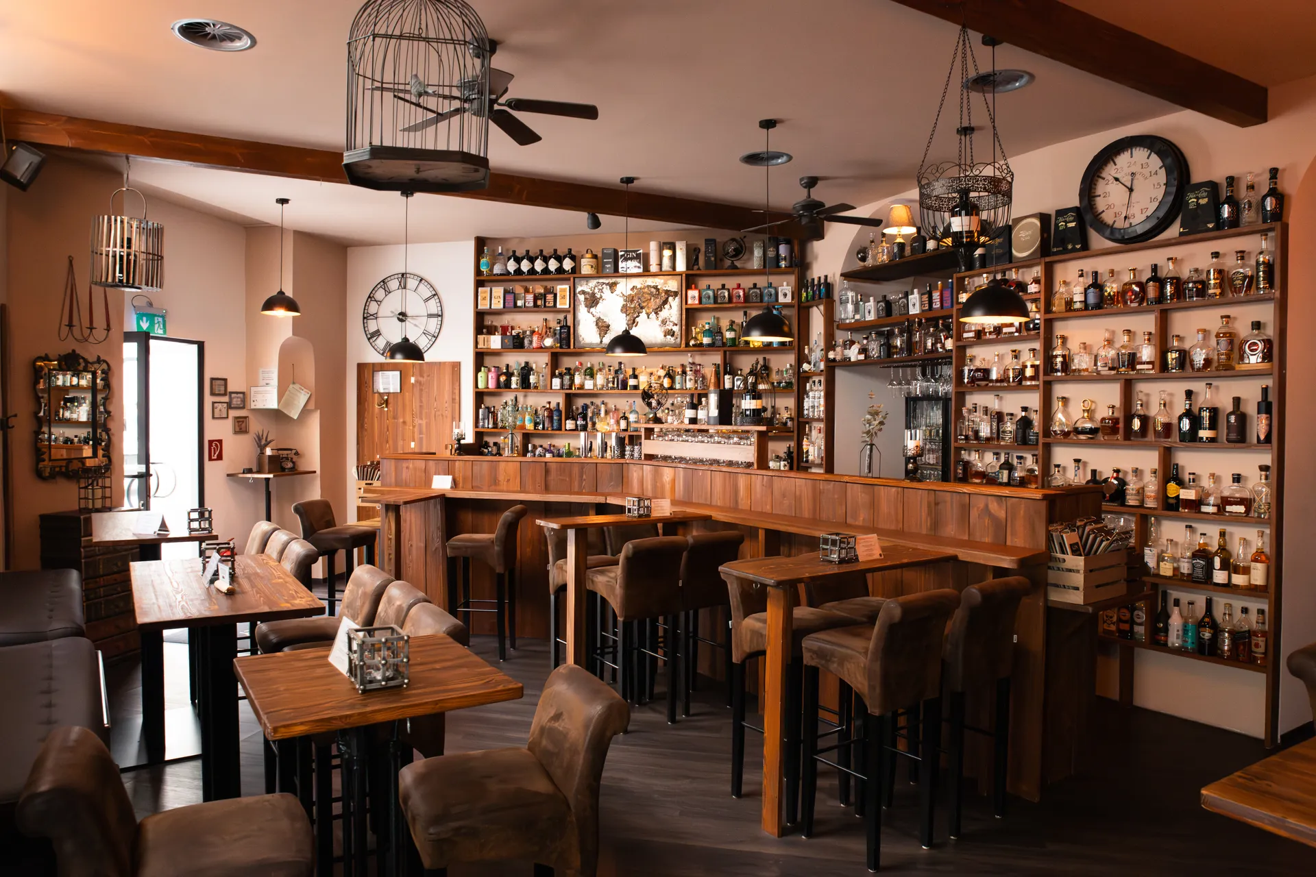 Innenraum der GIN-Gallery Wien