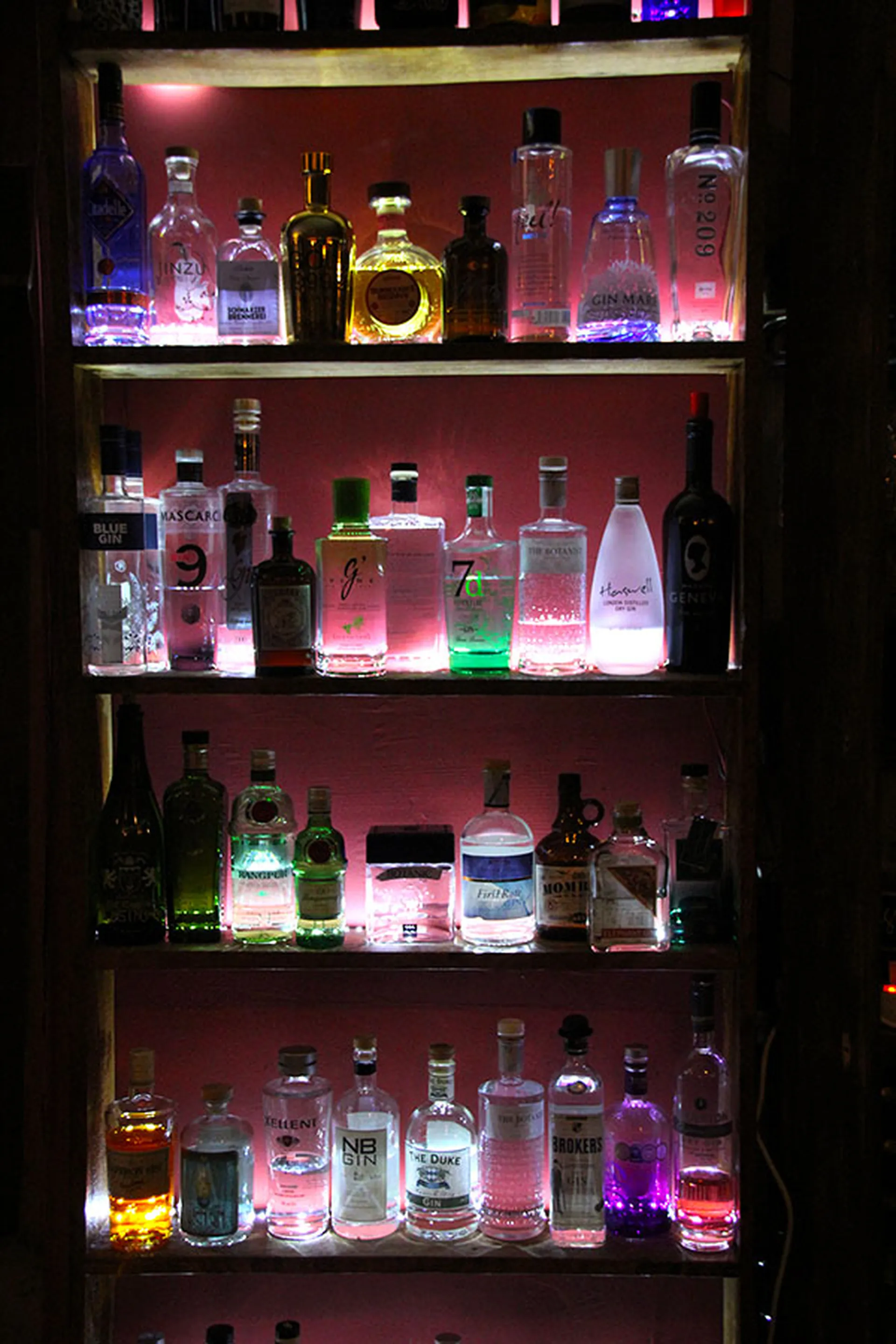 Vinogin-Bar Regale mit Spirituosen